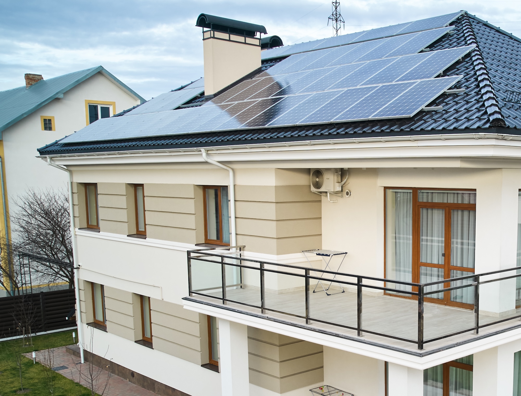 Modernes Haus mit Solarpanels / Photovoltaik